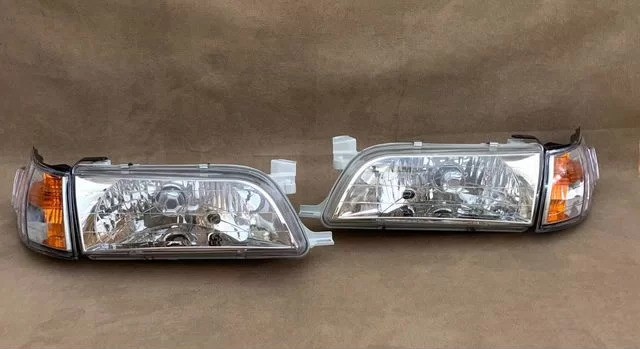 Комлпект фар для Toyota Corolla 1991-2002 100